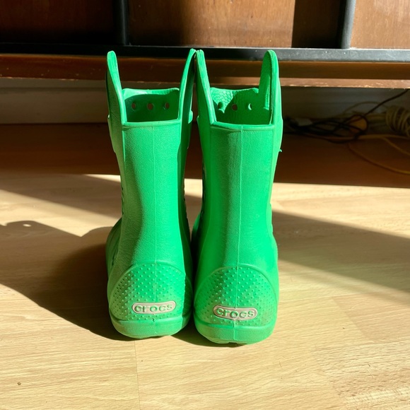 Little kids green croc rain boots. - Picture 3 of 4